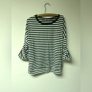 💚 3 for $15 Ariana by Howard’s shirt. Soft!